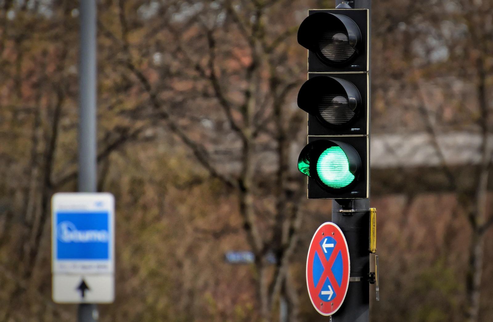 Das Foto zeigt eine Ampel auf Grün.