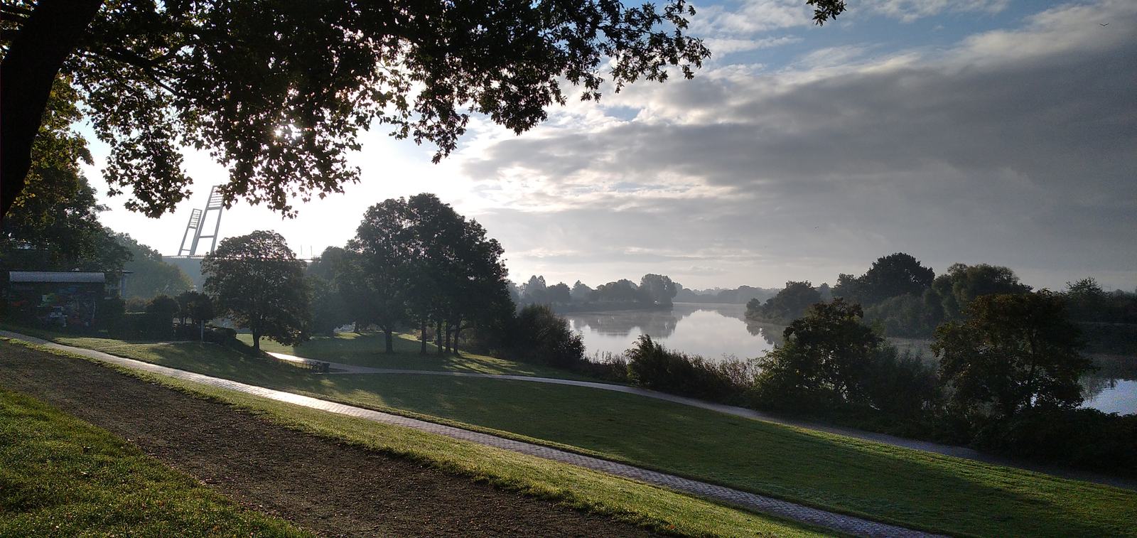 Osterdeich und Weser in der morgendlichen Sonne